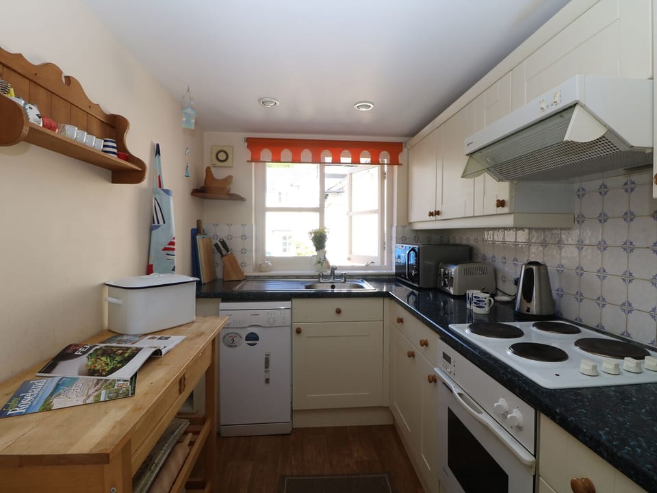 Cottage | Private kitchen | Microwave, stovetop, dishwasher, cookware/dishes/utensils