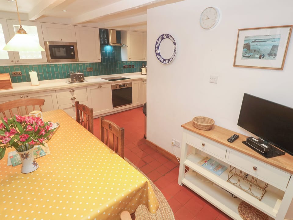 Cottage | Private kitchen | Stovetop, dishwasher, highchair, cookware/dishes/utensils