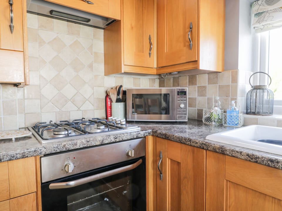 Fridge, dishwasher, cookware/dishes/utensils
