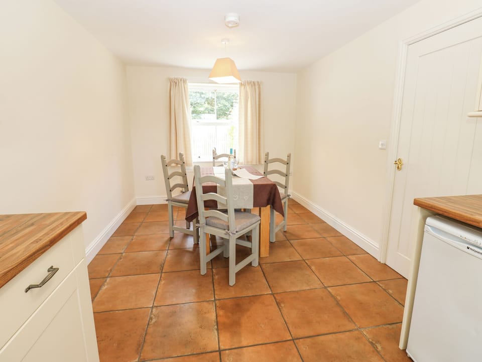 Cottage | Dining