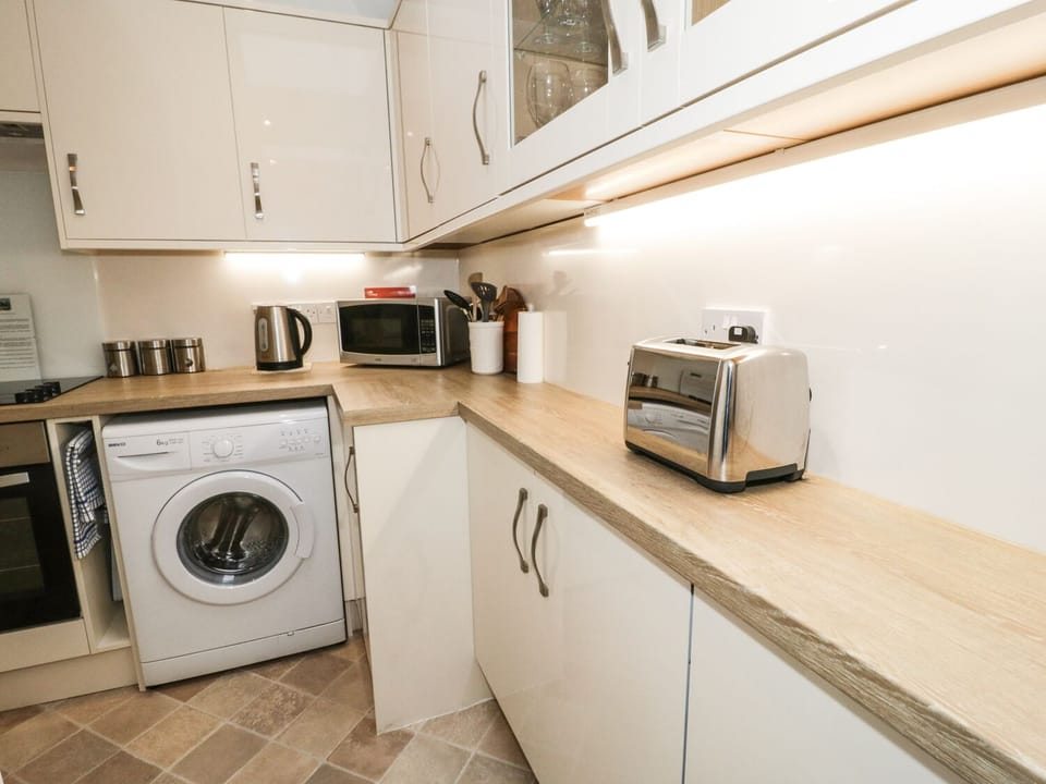 Cottage | Private kitchen | Fridge, microwave, stovetop, highchair