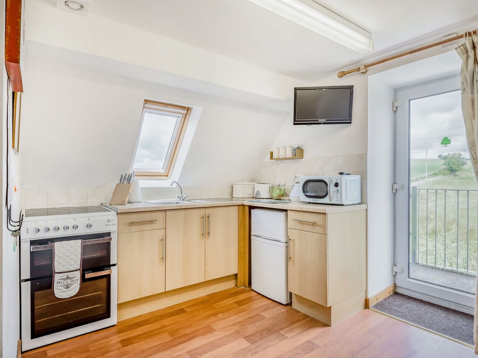 Cottage | Private kitchen | Fridge, microwave, stovetop, cookware/dishes/utensils