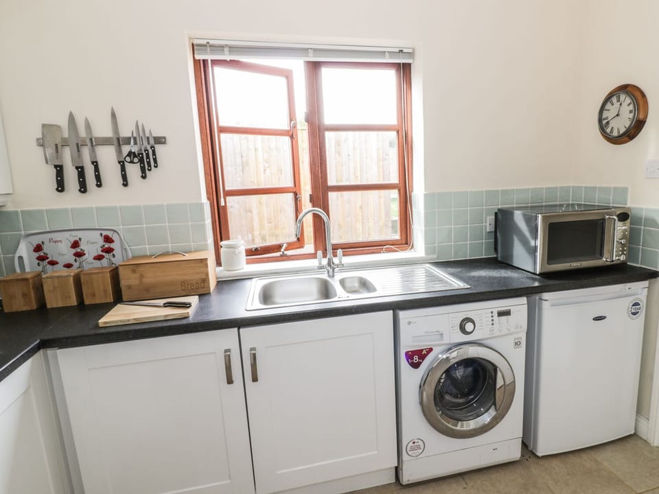 Cottage | Private kitchen | Fridge, oven, stovetop, cookware/dishes/utensils