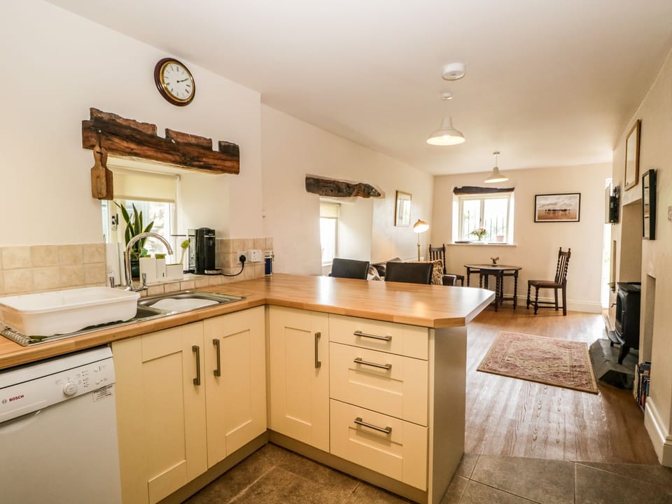 Cottage | Private kitchen | Dishwasher, cookware/dishes/utensils