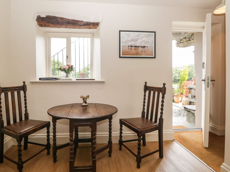Cottage | Private kitchen | Dishwasher, cookware/dishes/utensils