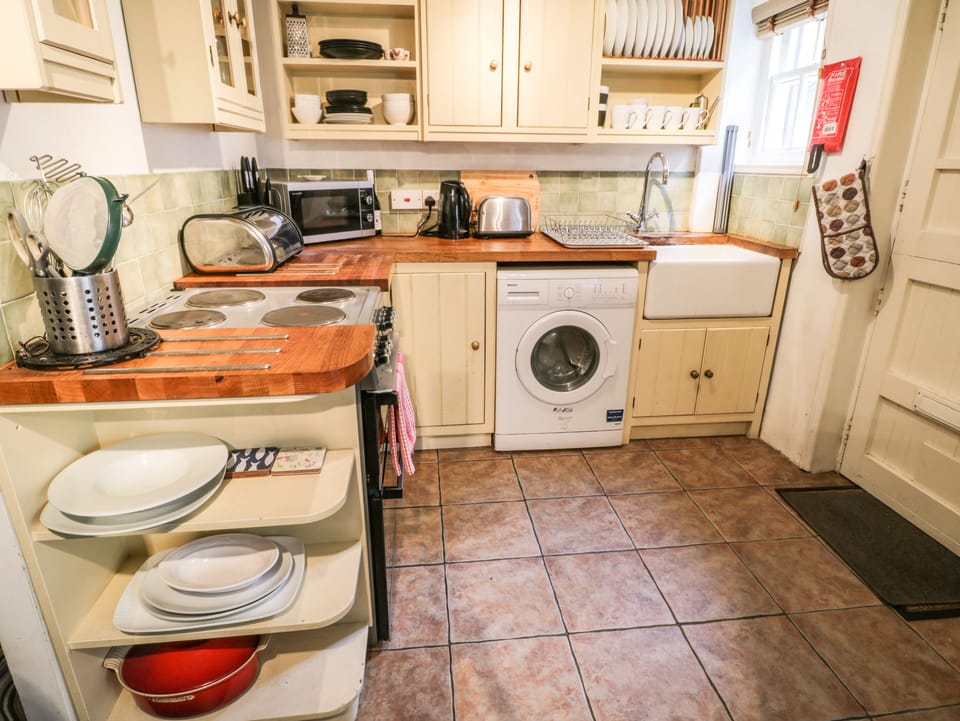 Cottage | Private kitchen | Cookware/dishes/utensils