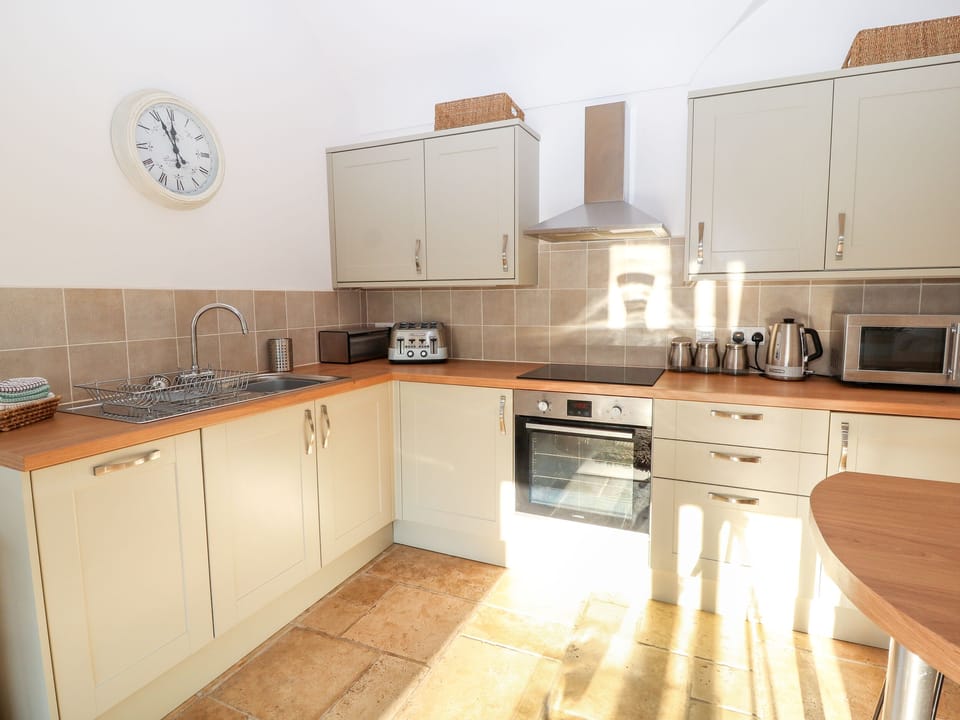 Cottage | Private kitchen | Fridge, microwave, stovetop, dishwasher