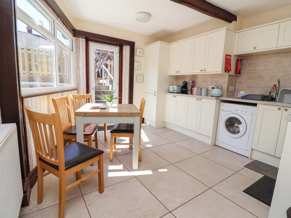 Cottage | Dining