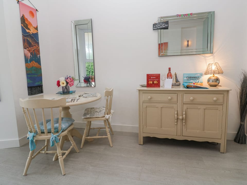 Cottage | Dining
