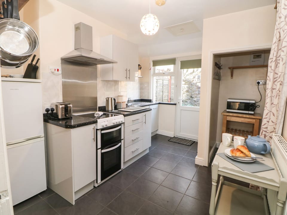 Cottage | Private kitchen | Microwave, stovetop, dishwasher, cookware/dishes/utensils