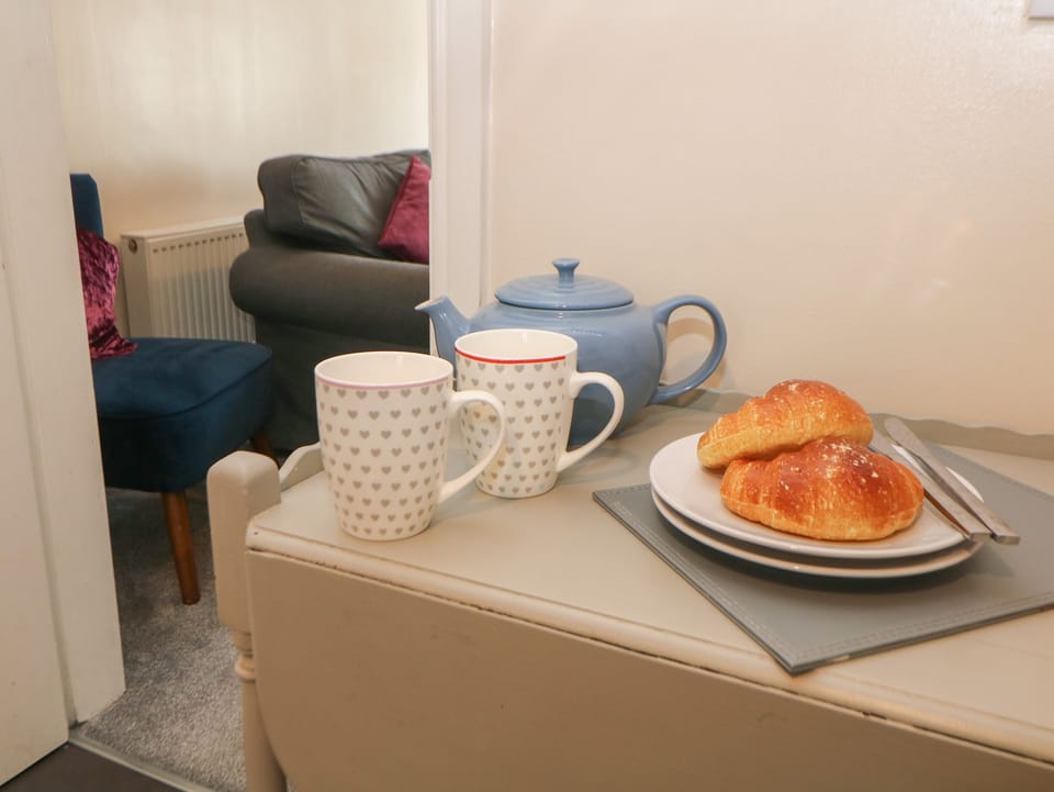Cottage | Private kitchen | Microwave, stovetop, dishwasher, cookware/dishes/utensils