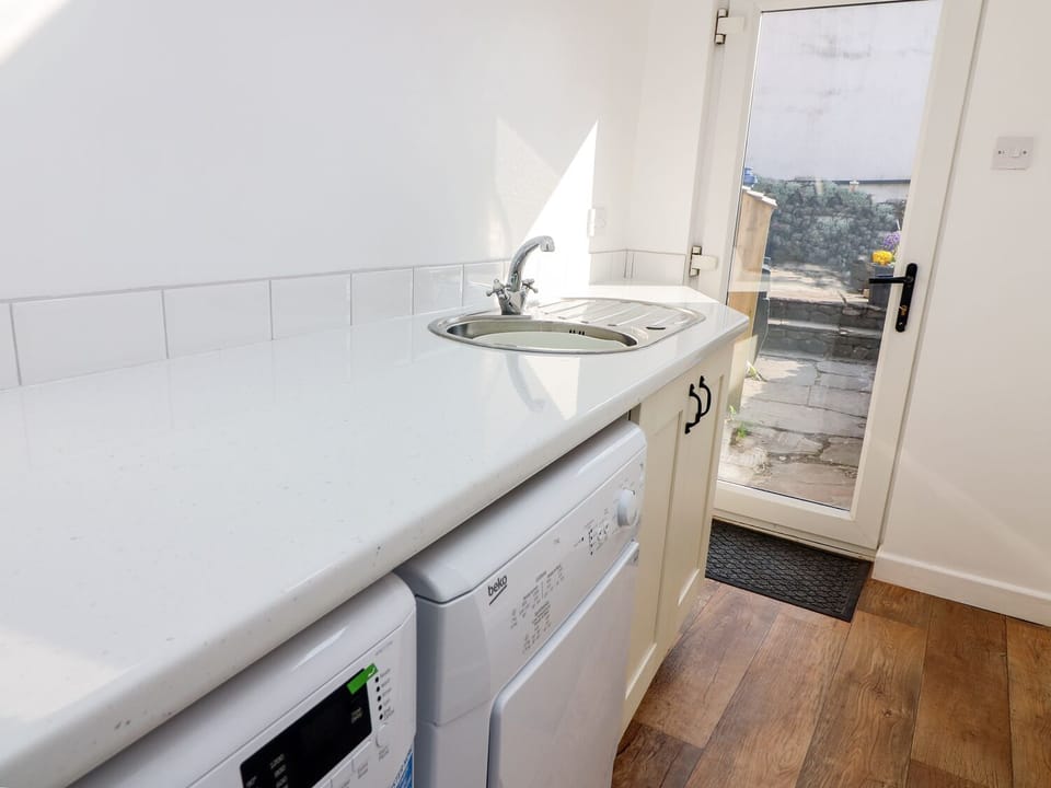 Cottage | Private kitchen | Microwave, stovetop, dishwasher, cookware/dishes/utensils