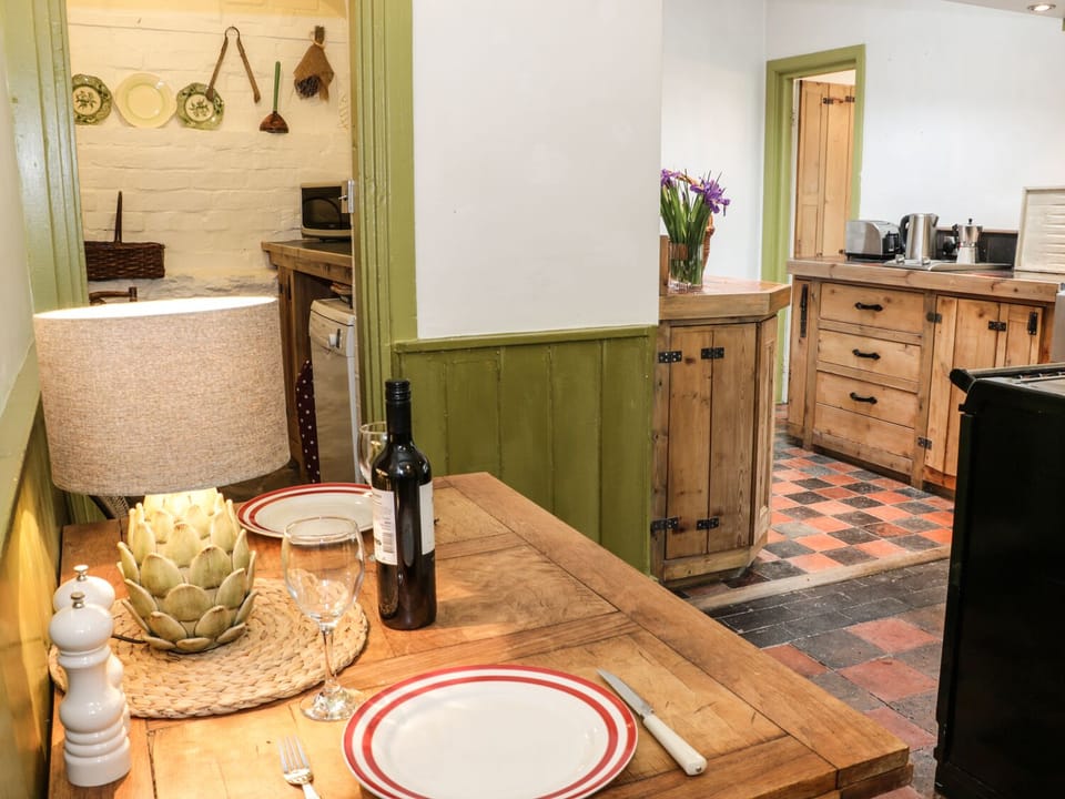 Cottage | Private kitchen | Fridge, microwave, dishwasher, cookware/dishes/utensils