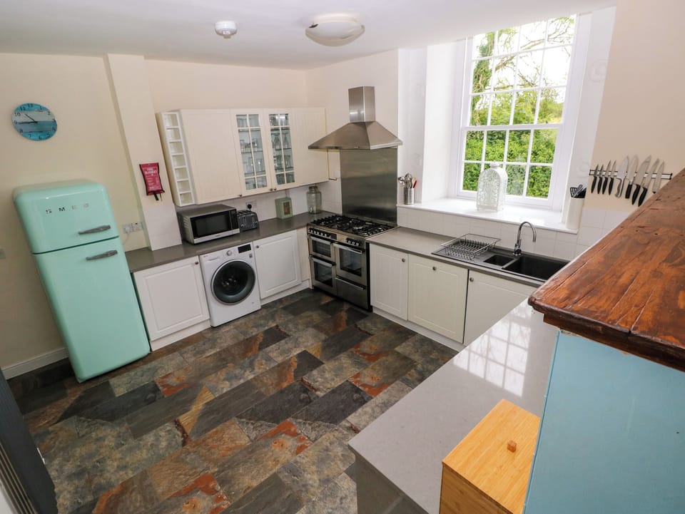 Cottage | Private kitchen | Fridge, microwave, stovetop, dishwasher