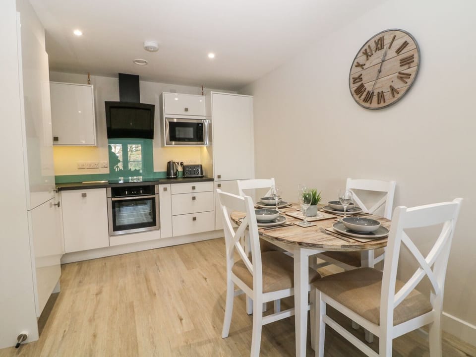 Cottage | Dining