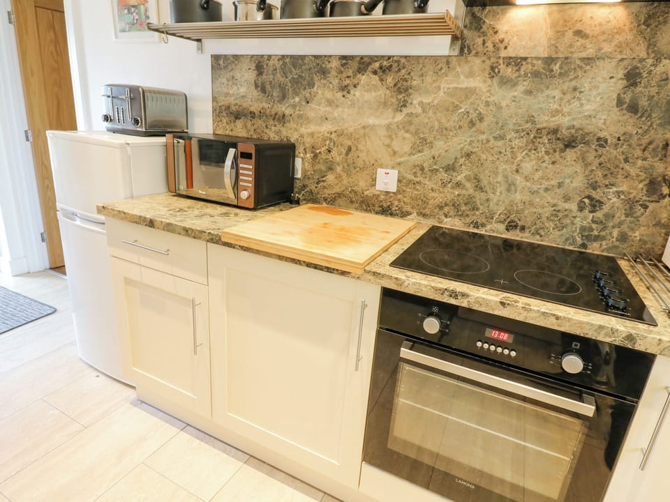 Cottage | Private kitchen | Microwave, stovetop, cookware/dishes/utensils