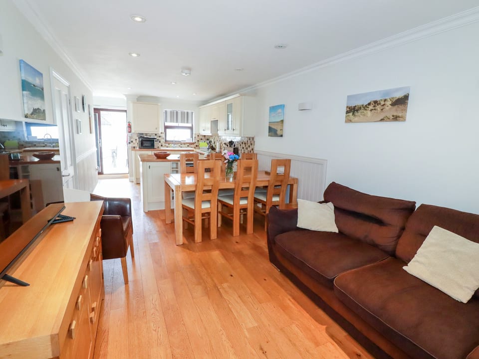 Cottage | Living area | TV
