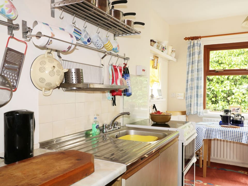 Cottage | Private kitchen | Microwave, stovetop, cookware/dishes/utensils