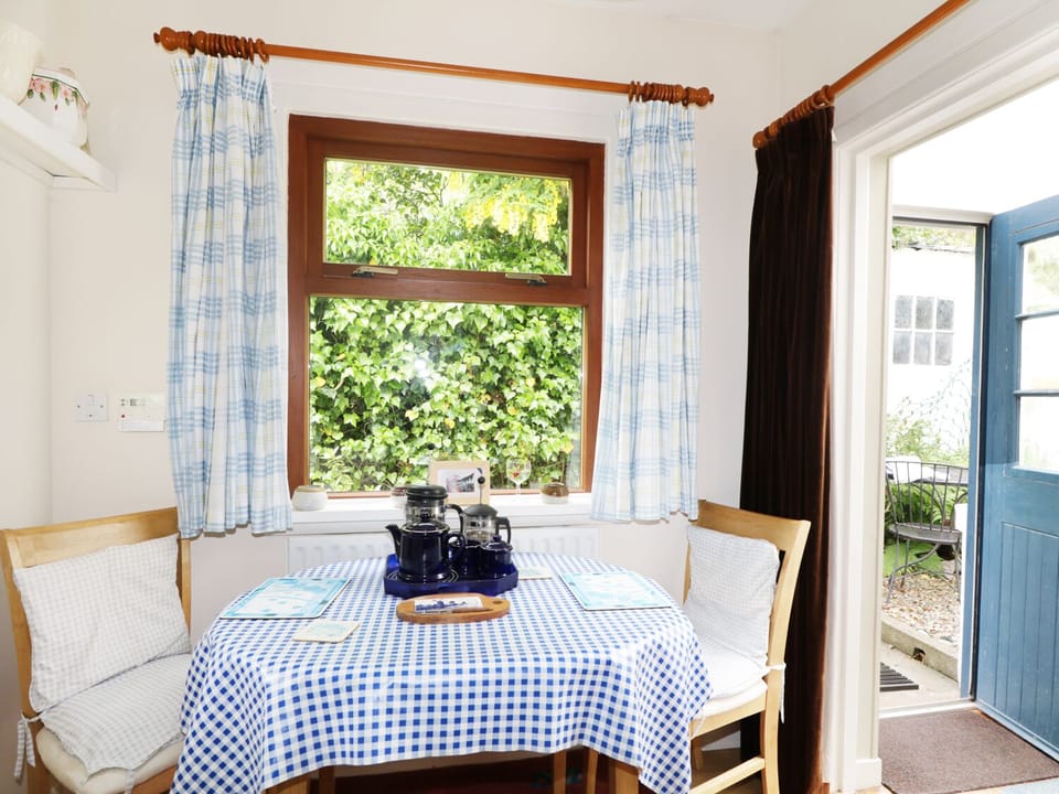 Cottage | Dining