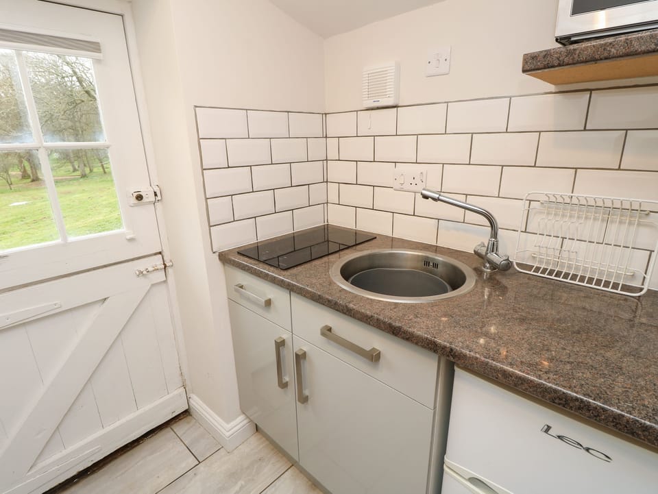 Cottage | Private kitchen | Fridge, microwave, stovetop, cookware/dishes/utensils
