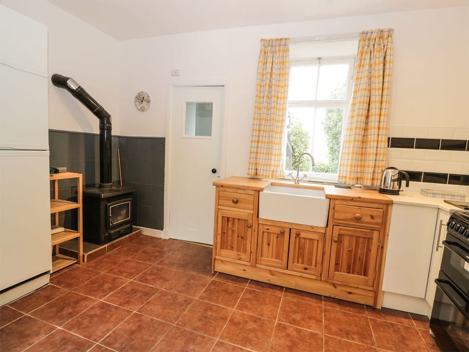 Cottage | Private kitchen | Microwave, stovetop, cookware/dishes/utensils