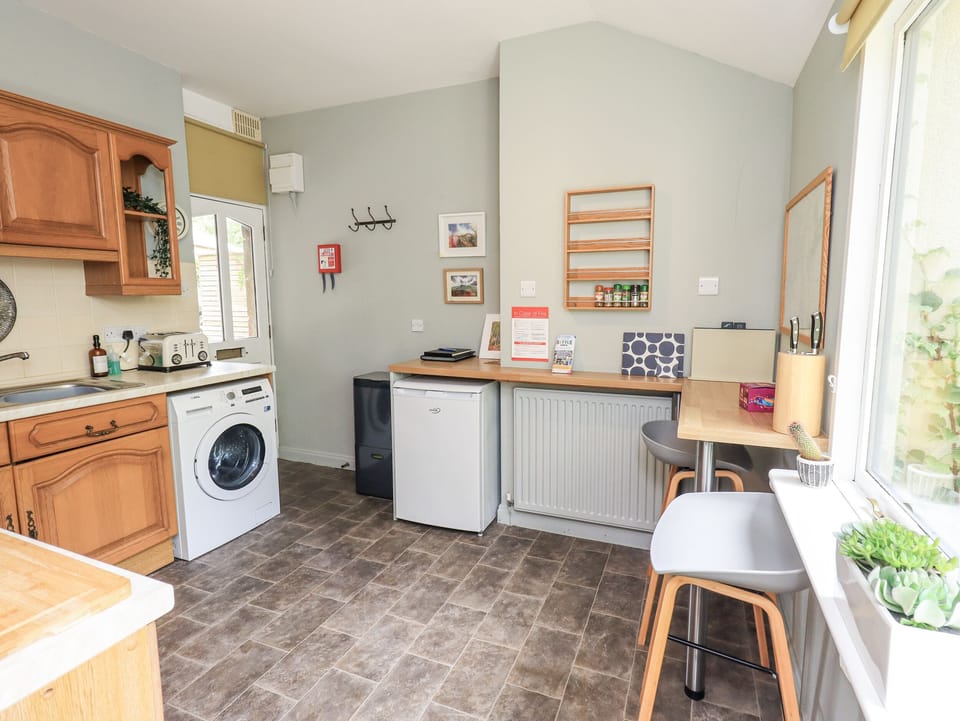 Cottage | Private kitchen | Microwave, stovetop, highchair, cookware/dishes/utensils