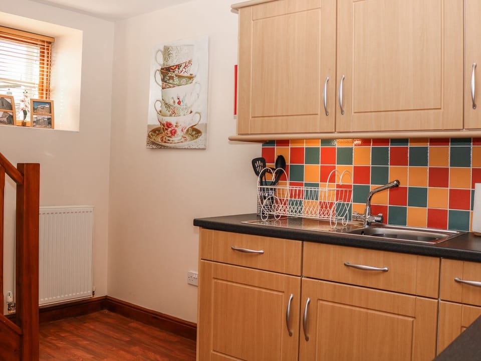 Cottage | Private kitchen | Fridge, microwave, stovetop, cookware/dishes/utensils