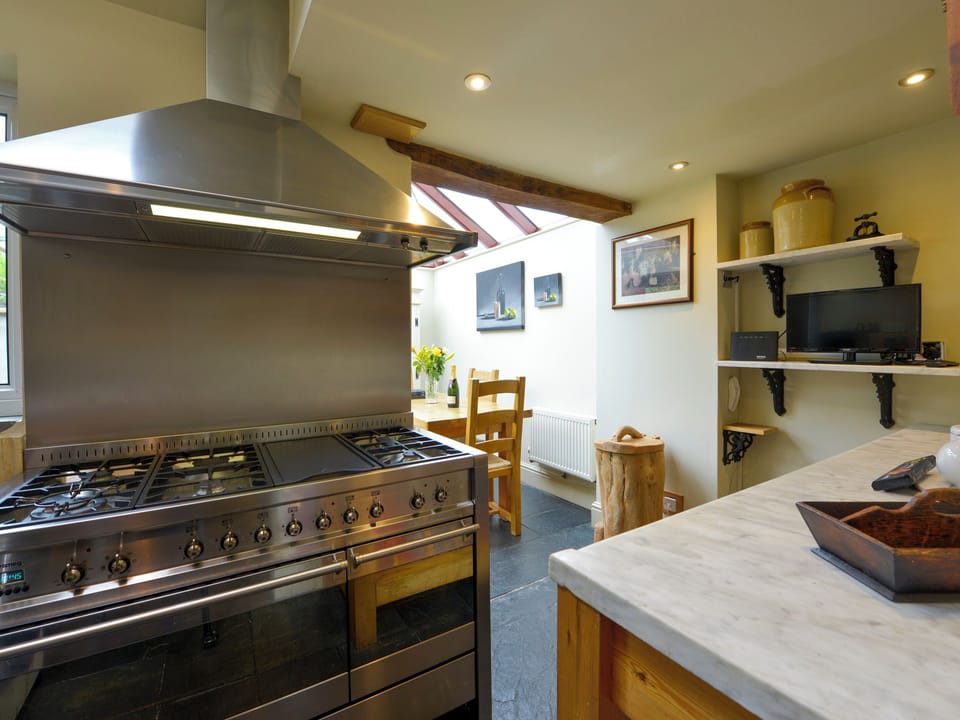 Cottage | Private kitchen | Microwave, stovetop, dishwasher, highchair