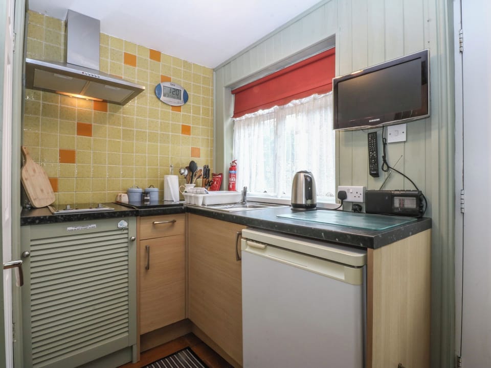 Cottage | Private kitchen | Fridge, microwave, stovetop, cookware/dishes/utensils