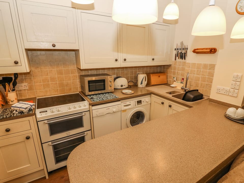 Cottage | Private kitchen | Stovetop, dishwasher, electric kettle, toaster