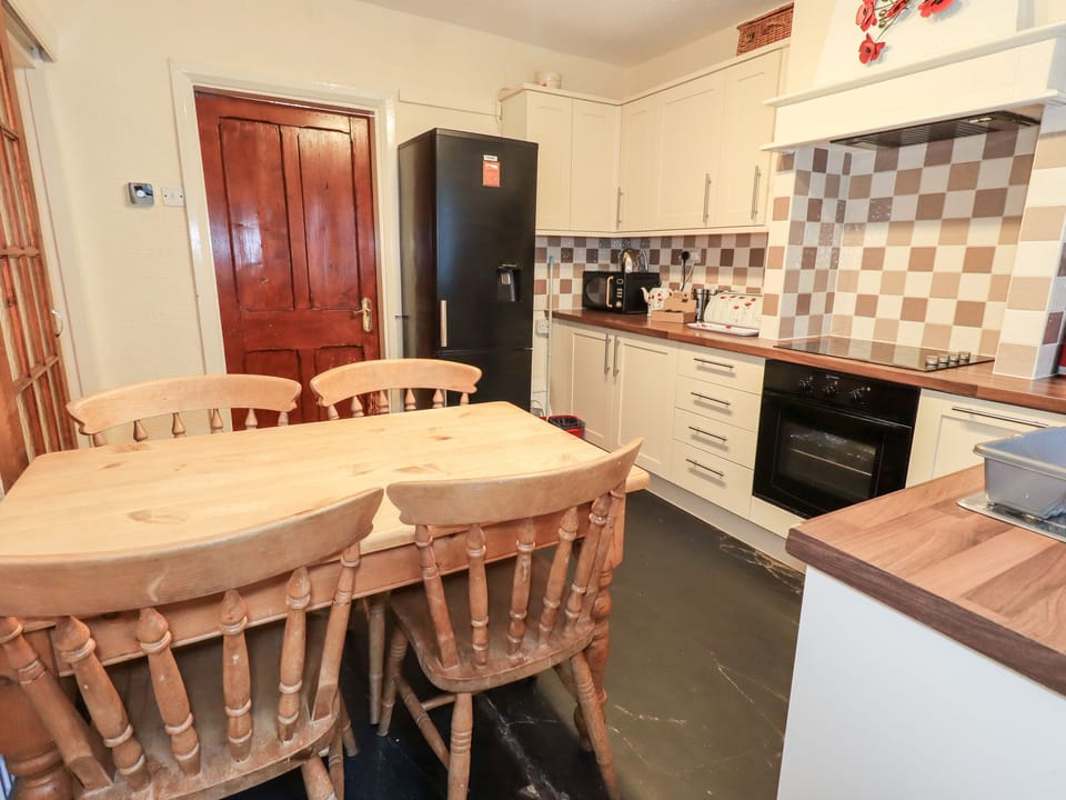 Cottage | Private kitchen | Fridge, microwave, stovetop, dishwasher