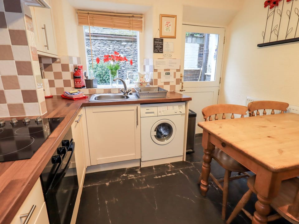 Cottage | Private kitchen | Fridge, microwave, stovetop, dishwasher