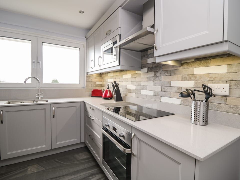 Cottage | Private kitchen | Fridge, electric kettle, toaster, cookware/dishes/utensils