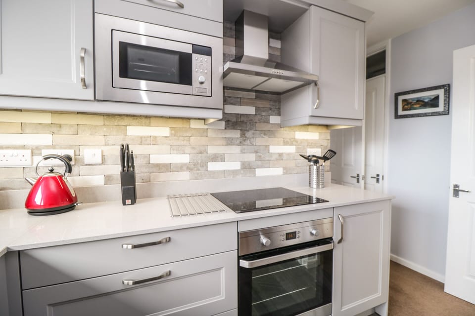 Cottage | Private kitchen | Fridge, electric kettle, toaster, cookware/dishes/utensils