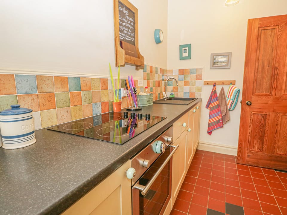 Cottage | Private kitchen | Microwave, stovetop, dishwasher, electric kettle