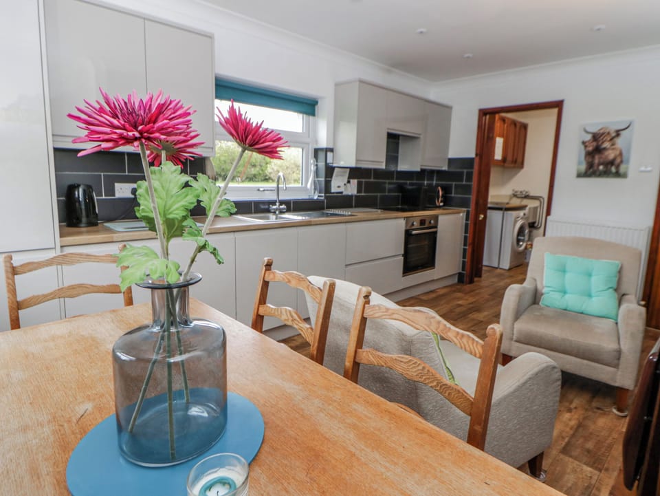 Cottage | Private kitchen | Microwave, stovetop, cookware/dishes/utensils