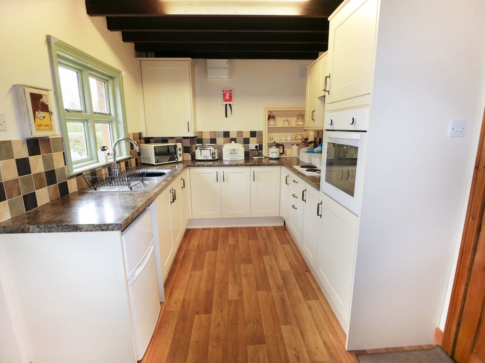 Cottage | Private kitchen | Microwave, stovetop, cookware/dishes/utensils