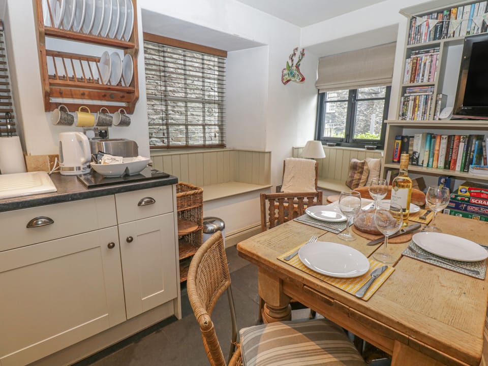 Cottage | Private kitchen | Fridge, microwave, stovetop, electric kettle