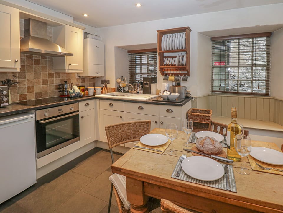 Cottage | Private kitchen | Fridge, microwave, stovetop, electric kettle
