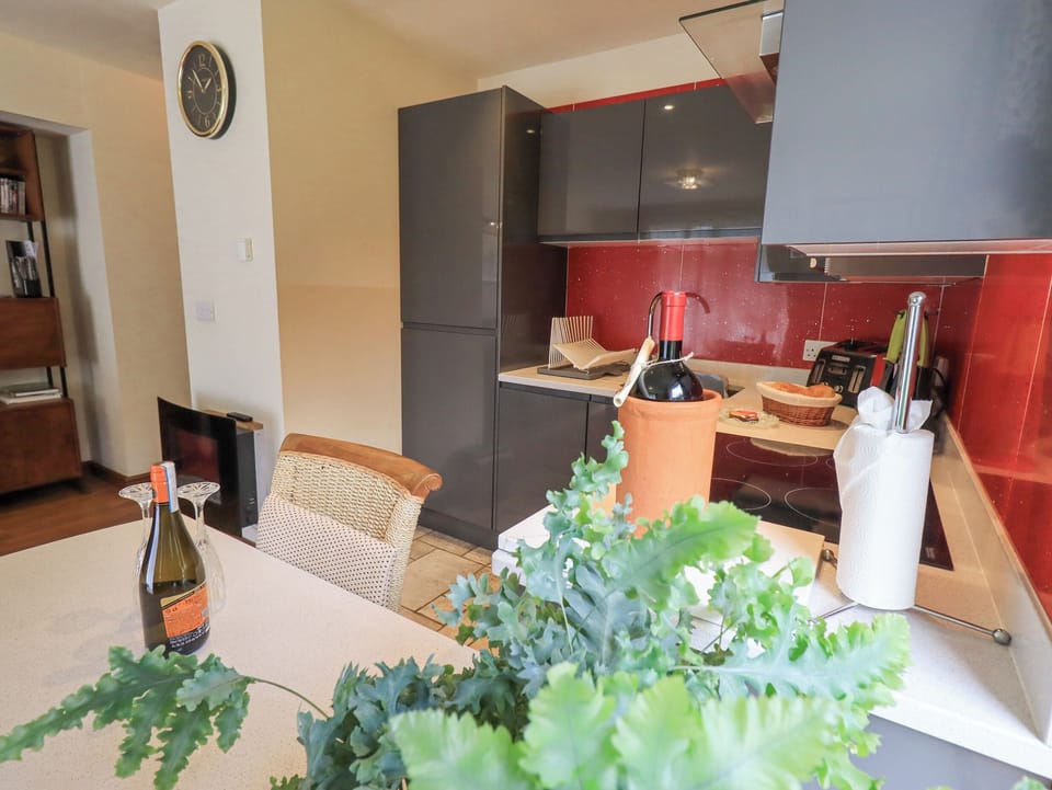 Cottage | Private kitchen | Dishwasher, cookware/dishes/utensils