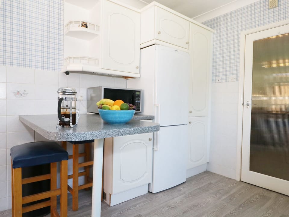 Cottage | Private kitchen | Microwave, stovetop, dishwasher, cookware/dishes/utensils