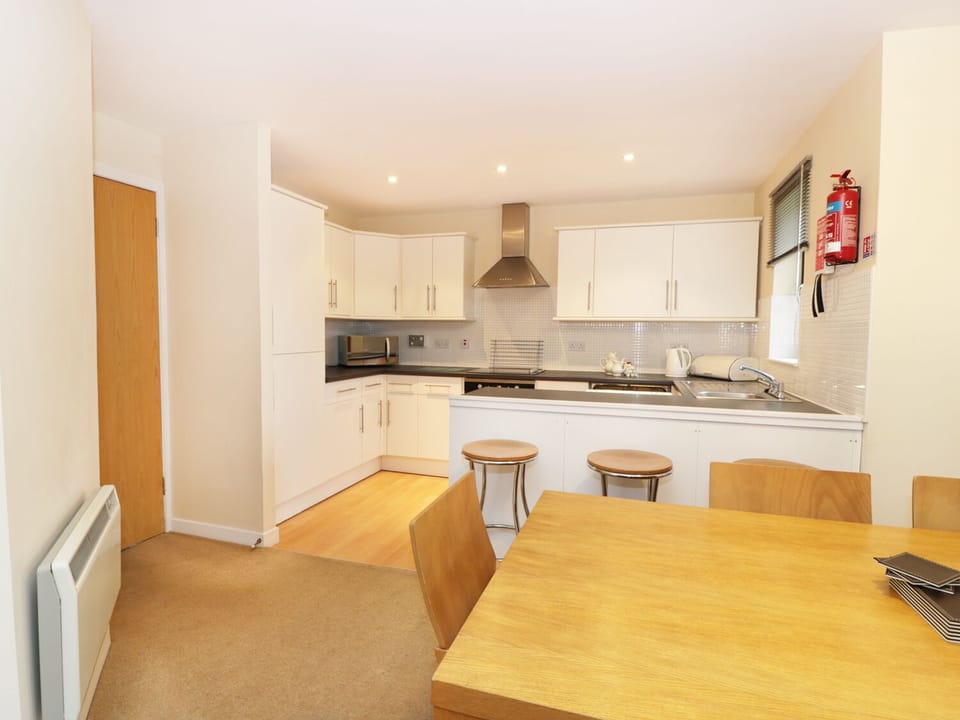 Cottage | Private kitchen | Oven, stovetop, dishwasher, cookware/dishes/utensils