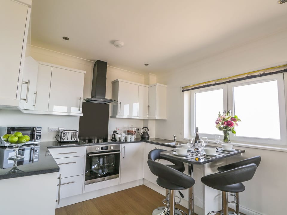 Cottage | Private kitchen | Fridge, microwave, dishwasher, cookware/dishes/utensils
