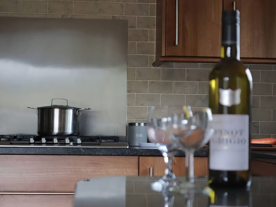 Cottage | Private kitchen | Fridge, microwave, dishwasher, cookware/dishes/utensils