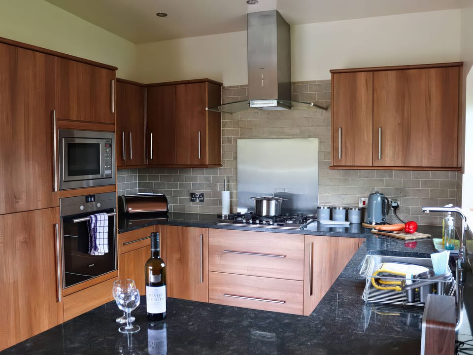 Cottage | Private kitchen | Fridge, microwave, dishwasher, cookware/dishes/utensils