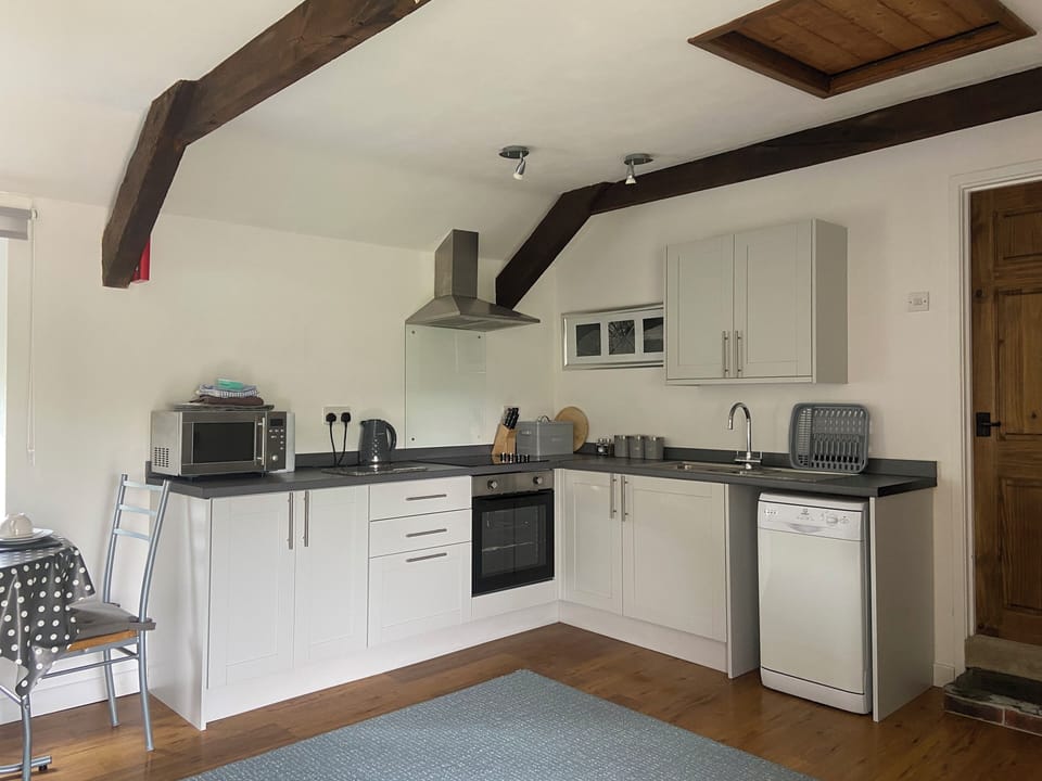 Cottage | Private kitchen | Microwave, stovetop, dishwasher, cookware/dishes/utensils