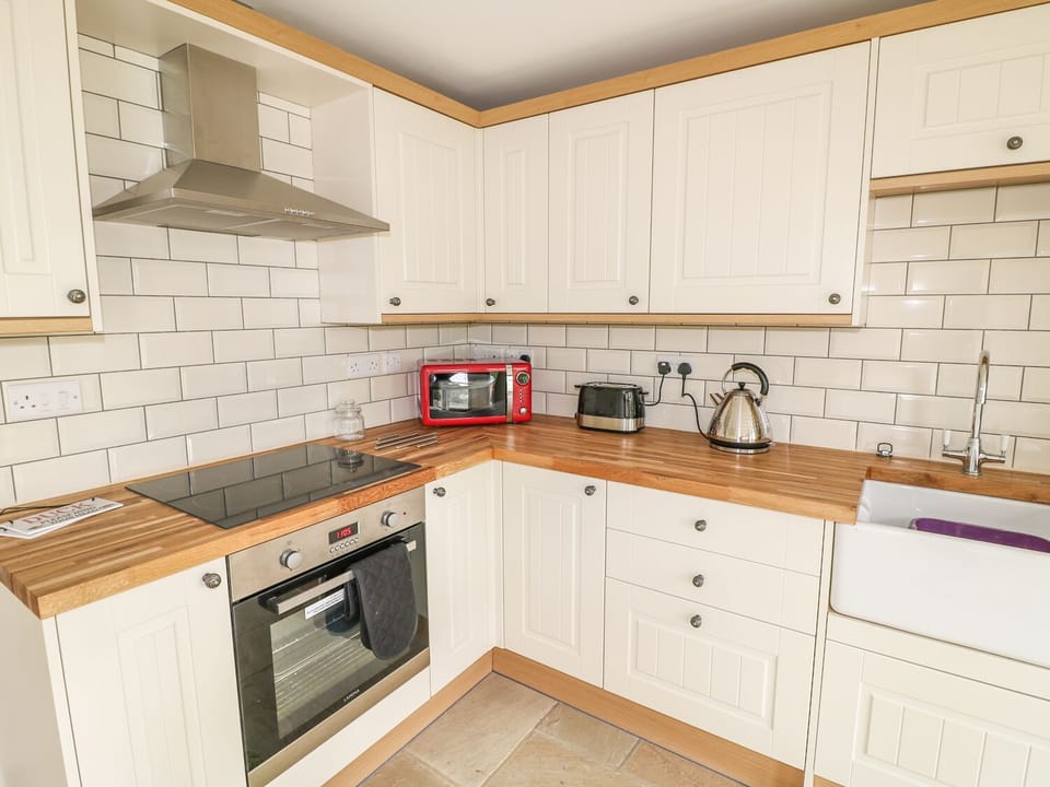 Cottage | Private kitchen | Microwave, stovetop, dishwasher, cookware/dishes/utensils