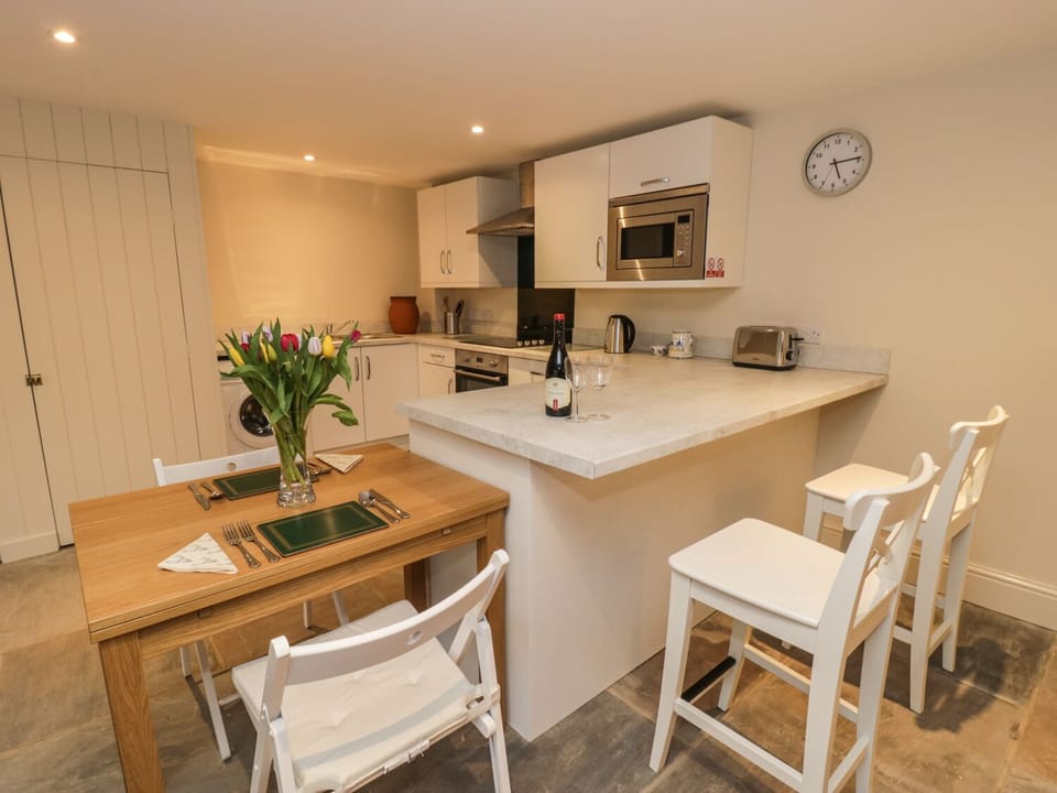 Cottage | Private kitchen | Fridge, microwave, stovetop, dishwasher