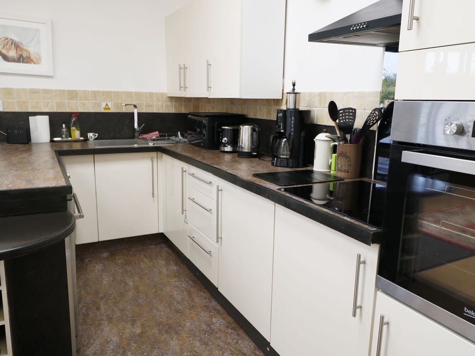 Cottage | Private kitchen | Fridge, microwave, stovetop, dishwasher