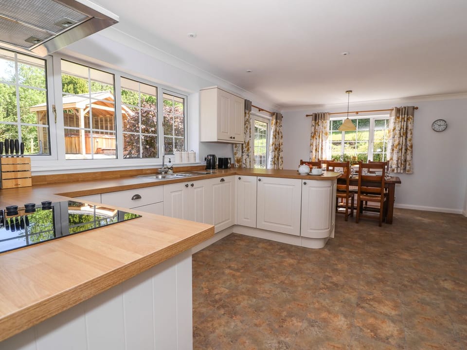 Cottage | Private kitchen | Dishwasher, cookware/dishes/utensils